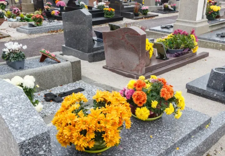 Kwiaty na grobach, pytanie o to, ile kosztuje przedłużenie miejsca na cmentarzu, jest często zadawane.
