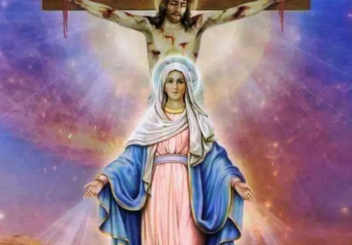 Mary wita nas w niebiańskiej wizji, gdzie Jezus na krzyżu i ona sama symbolizują modlitwę do Trójcy Świętej.