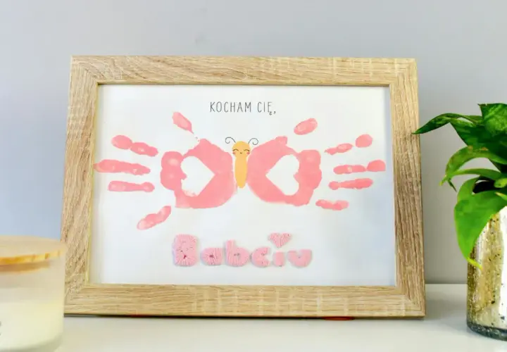 Urocza ozdoba tałesu: motyl z odcisków dłoni i napis "Kocham Cię, Babciu".