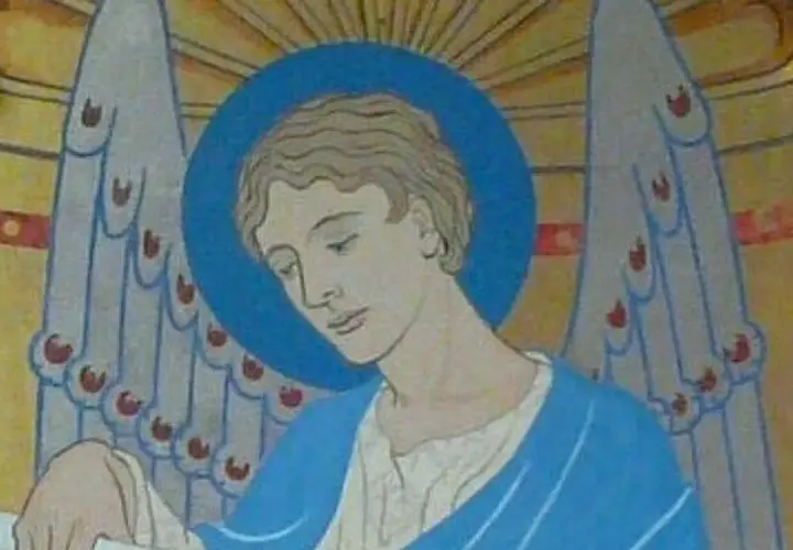 Archanioł Uriel, z niebieską aureolą i skrzydłami, pochyla głowę nad zwojem.