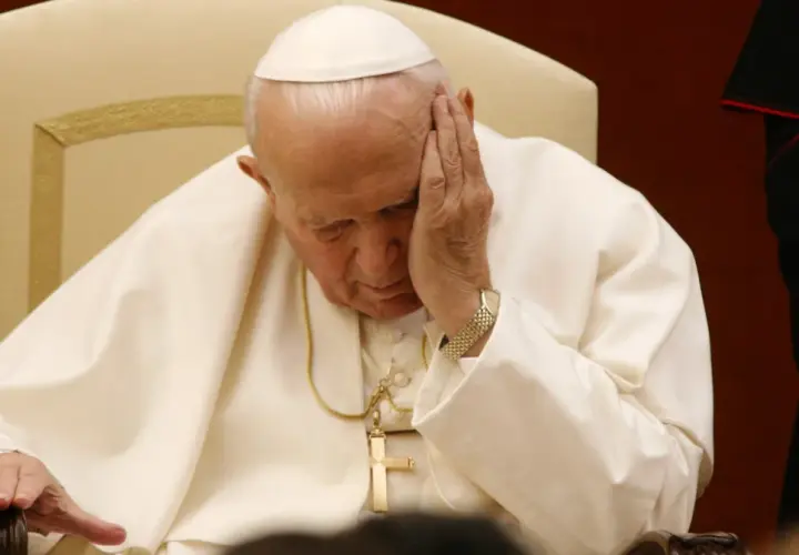 Papież Jan Paweł II zamyślony, opierając głowę na dłoni. Ciekawe ciekawostki o Janie Pawle II często dotyczą jego głębokiej refleksji.