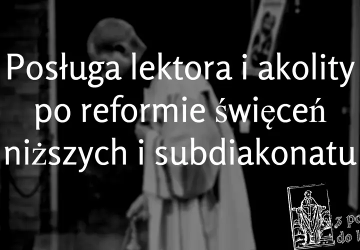 Akolita w szatach liturgicznych, na tle napisu o posłudze lektora i akolity po reformie święceń.