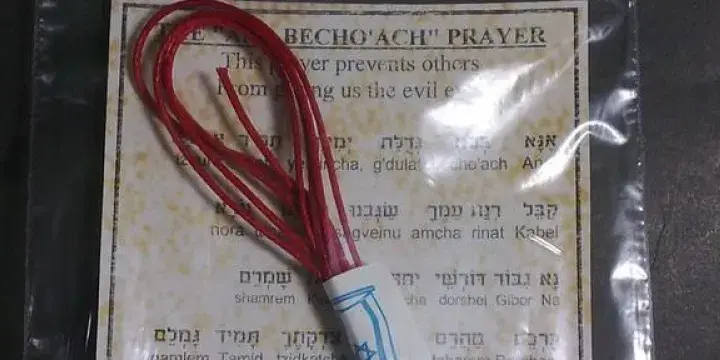 Czy czerwona nitka to grzech? Odkryj prawdę o jej znaczeniu