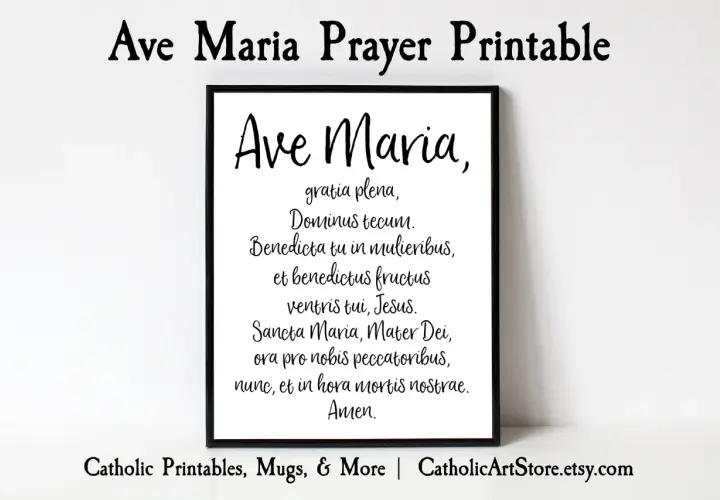 Czarno-biały wydruk z tekstem modlitwy "Ave Maria" w języku łacińskim. Idealny do dekoracji domu lub jako prezent.