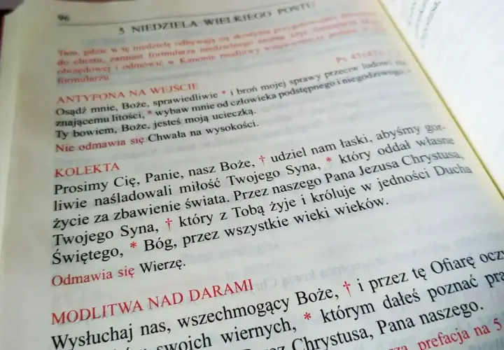 Modlitwa wiernych przykłady: tekst z książki liturgicznej, zawiera modlitwy i antyfony.