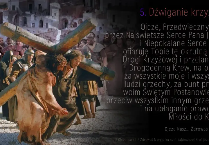 5. stacja Drogi Krzyżowej: Jezus dźwiga krzyż, wspierany przez Cyrenejczyka. Tłum ludzi obserwuje.