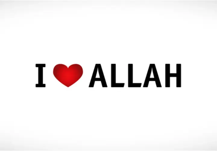 Kocham ALLAH. Proste, czarne litery i czerwone serce wyrażają głęboką wiarę.
