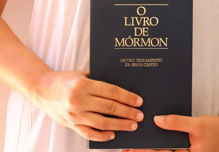 Dłonie trzymają Księgę Mormona, która jest innym testamentem Jezusa Chrystusa, ważną dla Kościoła Jezusa Chrystusa Świętych w Dniach Ostatnich.