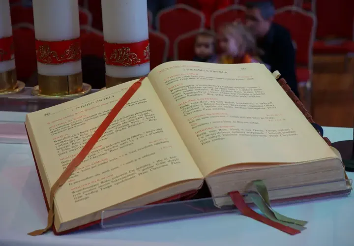 Księga liturgiczna z zaznaczonymi wstążkami, z tekstem modlitw i antyfon. Widoczny imprimatur, świadczący o zatwierdzeniu tekstu przez władze kościelne.