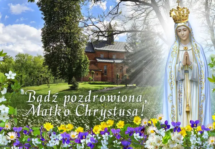 Piękna modlitwa do Matki Bożej w otoczeniu kwitnących drzew i kwiatów. Postać Maryi z koroną na głowie i złożonymi dłońmi.