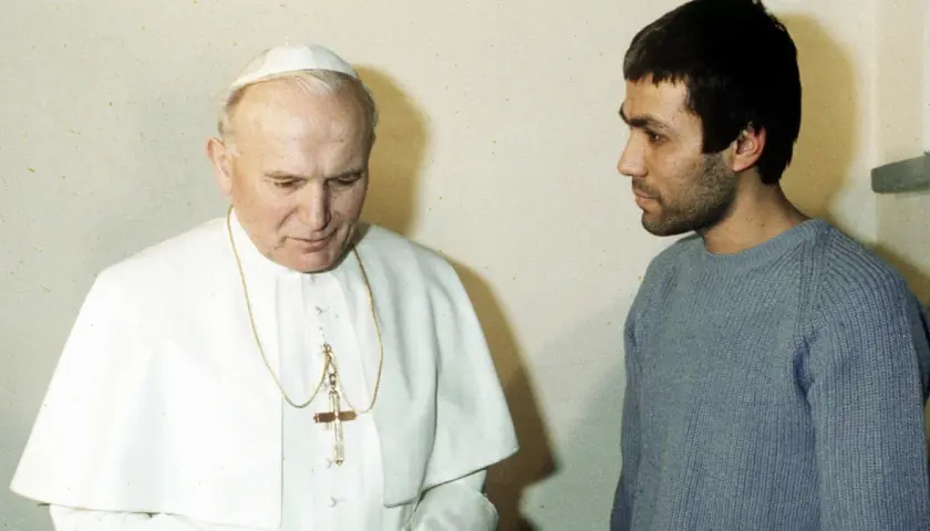 Jan Paweł II rozmawia z Ali Agcą. Spotkanie miało miejsce w więzieniu.
