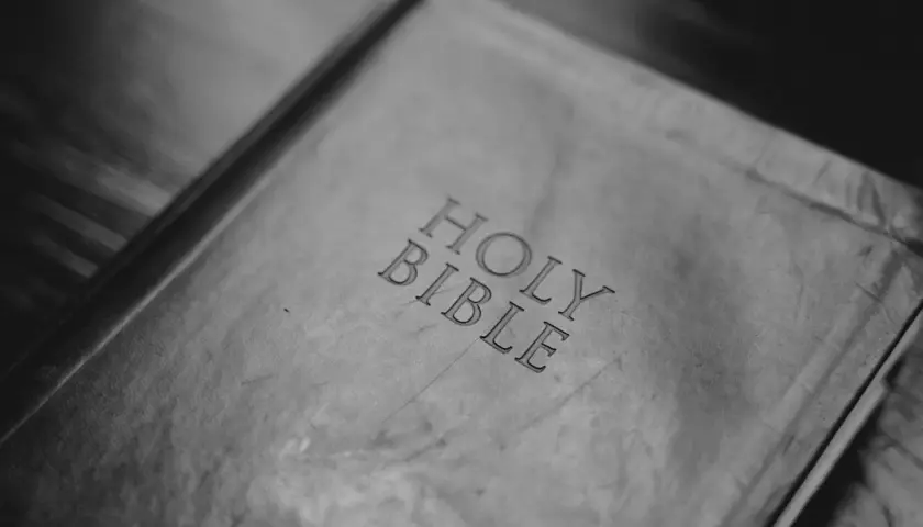 Stara Biblia, z wyrytymi słowami "Holy Bible". Może to być księga, którą czytał Saul.