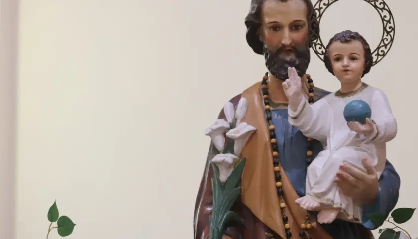 Figurka Świętego Józefa z Dzieciątkiem Jezus. Modlitwa do Świętego Józefa, patrona rodzin i opiekuna.
