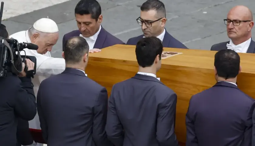 Papież Franciszek pochyla się nad trumną podczas uroczystości, która może być związana z beatyfikacją.
