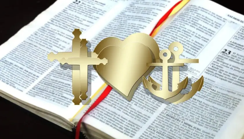 Złoty krzyż, serce i kotwica na otwartej Biblii, przypominające o nadziei i miłości z psalm 136.
