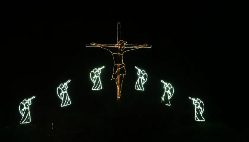Świecący krzyż z postacią Chrystusa i aniołami grającymi na trąbach, symbolizujący cnoty kardynalne.