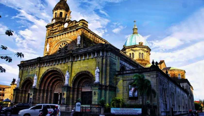 Majestatyczna katedra na Filipinach, symbol wiary i historii.