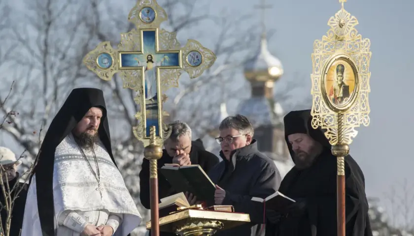 Uroczystość prawosławne święta bożego narodzenia. Księża w szatach, krzyż prawosławny i ikona.