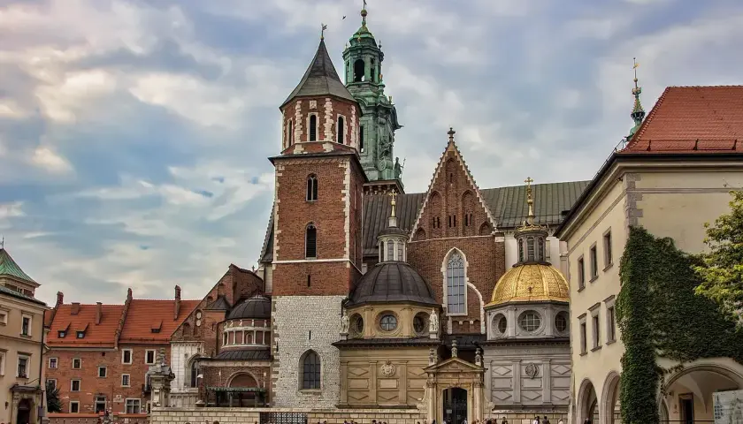 Krakowska katedra, symbol polskiego dziedzictwa, z dominującą wieżą i złotą kopułą. Choć kojarzona z katolicyzmem, jej architektura przypomina też o wpływach wschodnich, gdzie dominuje prawosławie.