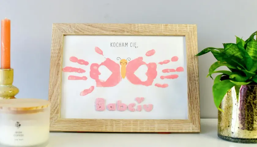 Urocza ozdoba tałesu: motyl z odcisków dłoni i napis "Kocham Cię, Babciu".