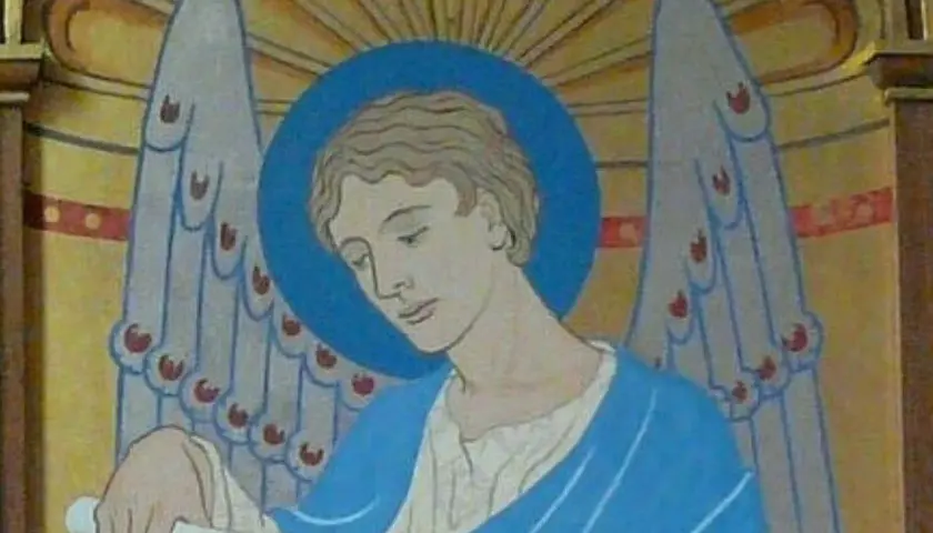 Archanioł Uriel, z niebieską aureolą i skrzydłami, pochyla głowę nad zwojem.