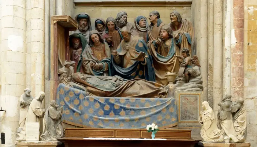 Kamienna rzeźba przedstawia scenę śmierci z wieloma postaciami. W centrum leży postać na łożu, otoczona przez żałobników. Scena ta, choć religijna, może budzić skojarzenia z bałwochwalstwem, gdyby skupiać się na formie, a nie treści.