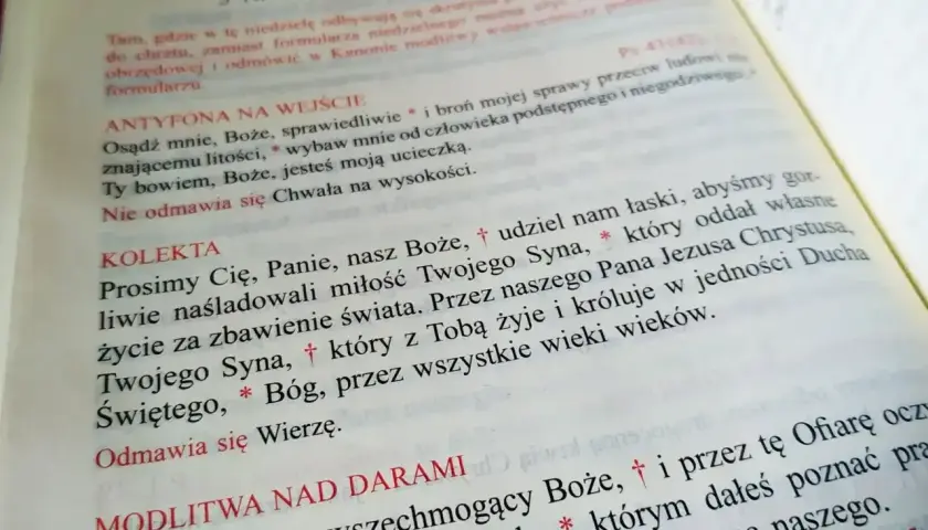 Modlitwa wiernych przykłady: tekst z książki liturgicznej, zawiera modlitwy i antyfony.