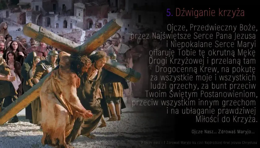 5. stacja Drogi Krzyżowej: Jezus dźwiga krzyż, wspierany przez Cyrenejczyka. Tłum ludzi obserwuje.