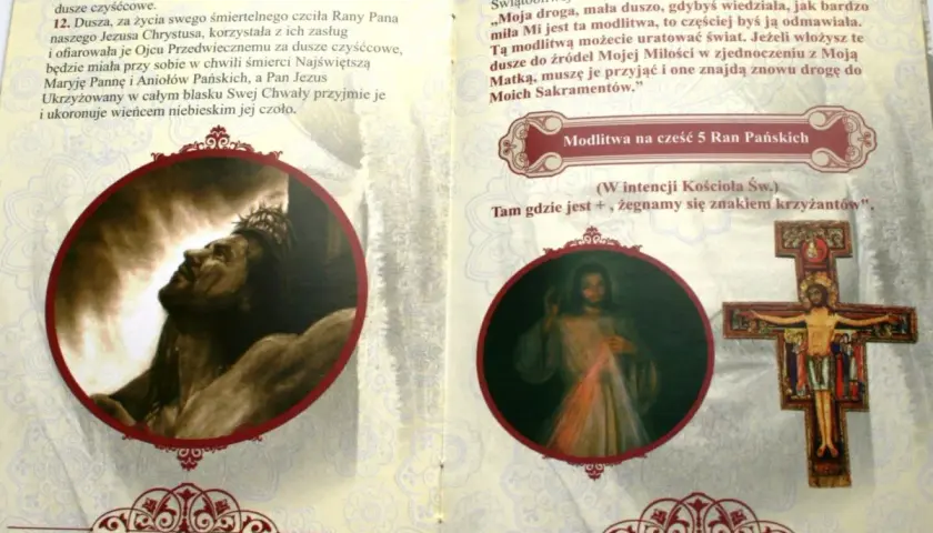 Obraz przedstawia modlitwę do szóstej rany Jezusa. Widnieje tu wizerunek ukrzyżowanego Chrystusa i modlitwa do Jego Ran.