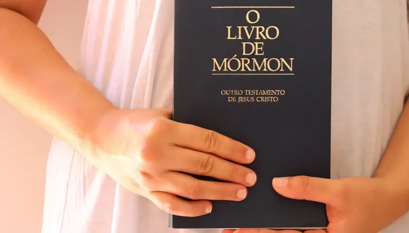 Dłonie trzymają Księgę Mormona, która jest innym testamentem Jezusa Chrystusa, ważną dla Kościoła Jezusa Chrystusa Świętych w Dniach Ostatnich.