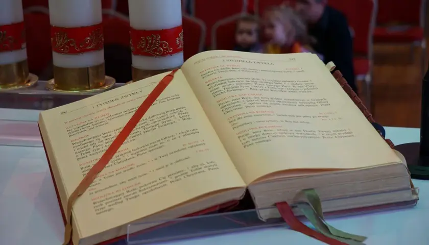Księga liturgiczna z zaznaczonymi wstążkami, z tekstem modlitw i antyfon. Widoczny imprimatur, świadczący o zatwierdzeniu tekstu przez władze kościelne.