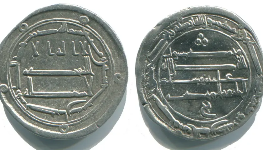Dwie srebrne monety z arabskimi inskrypcjami, świadectwo bogatej historii mahometanizmu.