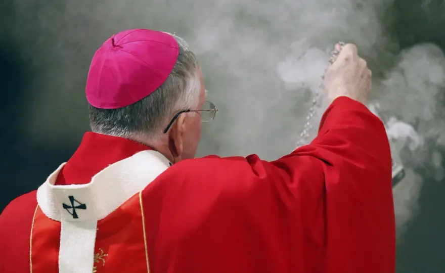 Ile zarabia ksiądz? Dochody proboszcza, wikariusza i katechety