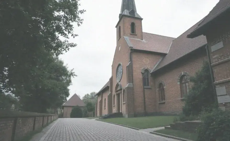 Czy agnostyk chodzi do kościoła? Motywacje i praktyki religijne agnostyków