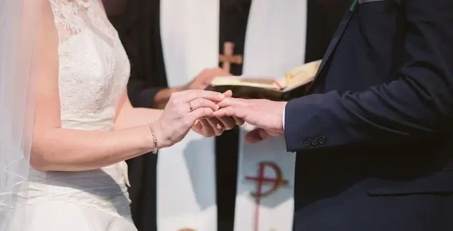 Czy pieszczoty w małżeństwie to grzech? Wyjaśnienie z perspektywy religii i moralności