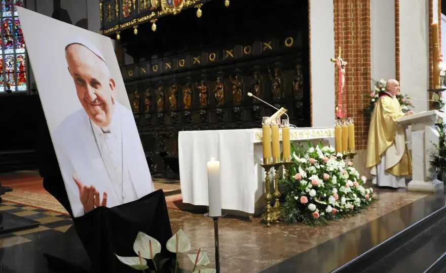 Papieska posługa - co naprawdę zmienia w Kościele?