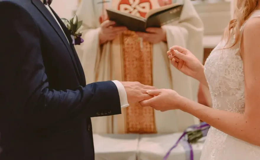 Czy ksiądz może wziąć ślub kościelny? Zasady celibatu i wyjątki w Kościele