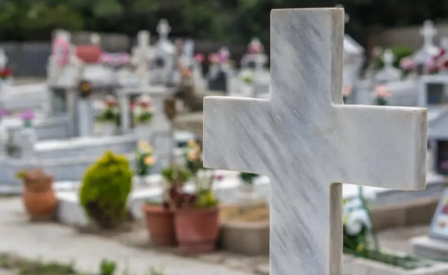 Ile jest cmentarzy w Polsce? Zaskakujące fakty i ich rodzaje