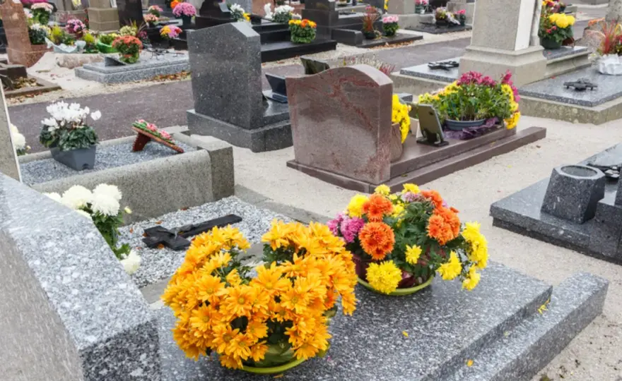 Ile kosztuje przedłużenie miejsca na cmentarzu? Sprawdź zasady