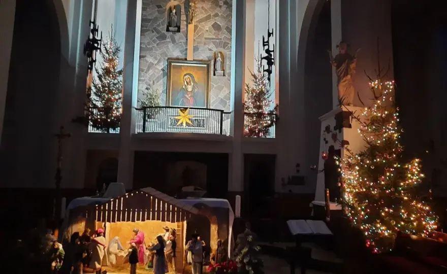 Jaka modlitwa przy okadzaniu domu? Odkryj jej znaczenie i moc