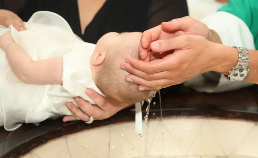 Czy ksiądz może odmówić chrztu nieślubnemu dziecku? Zasady i konsekwencje