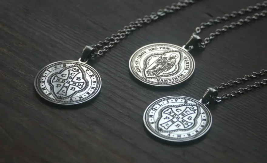 Medalik św. Benedykta - symbol czy amulet? Poznaj prawdę!