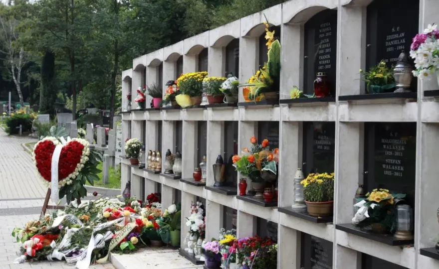 Ile kosztuje piwnica na cmentarzu? Ceny, które mogą zaskoczyć