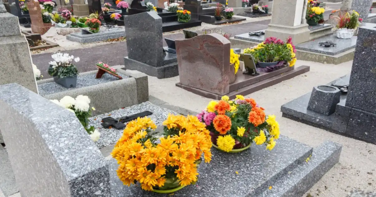 Ile kosztuje przedłużenie miejsca na cmentarzu? Sprawdź zasady