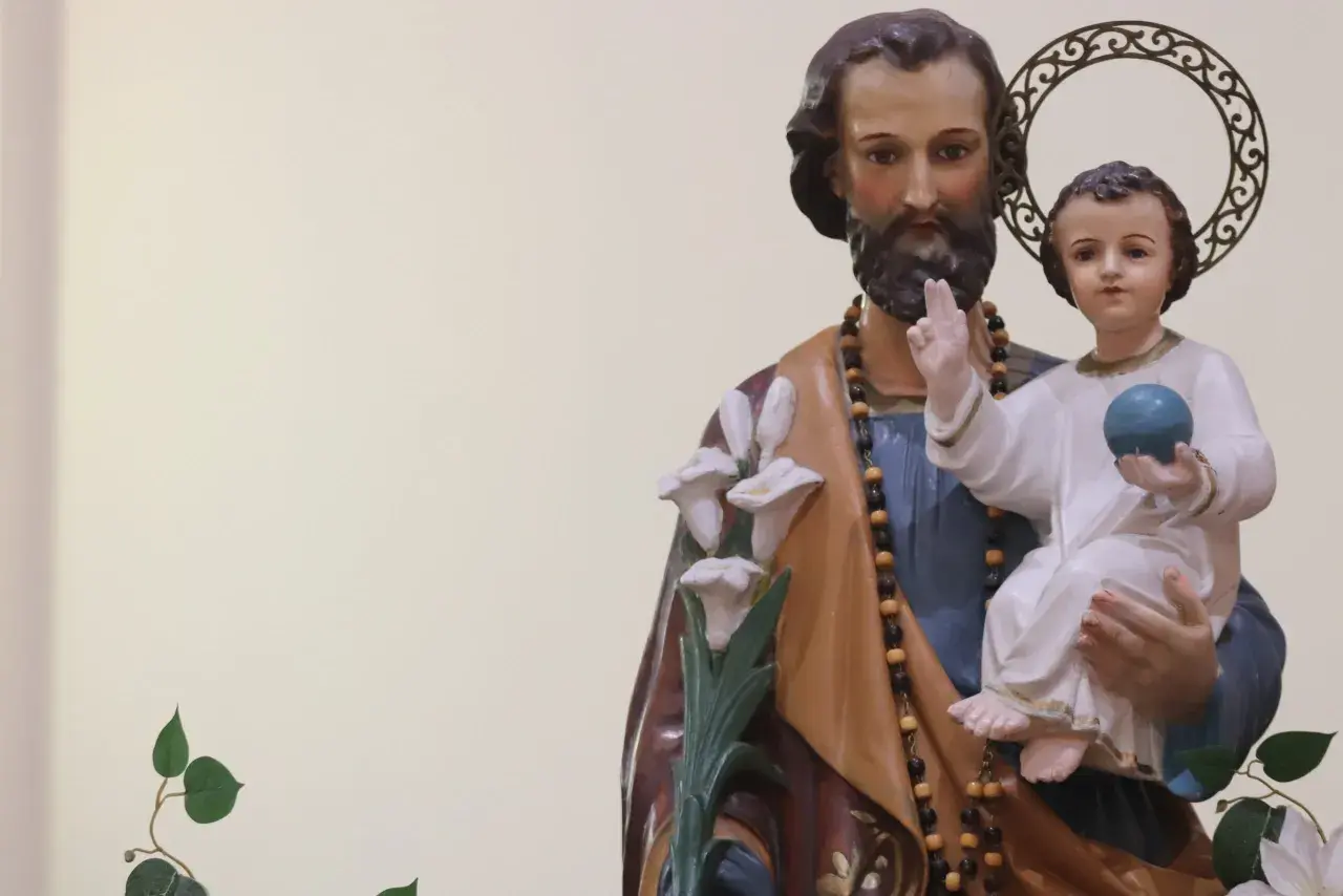 Figurka Świętego Józefa z Dzieciątkiem Jezus. Modlitwa do Świętego Józefa, patrona rodzin i opiekuna.