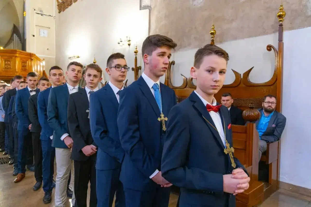 Chłopcy w garniturach, gotowi na bierzmowanie. Elegancko, jak się ubrać na bierzmowanie, by wyglądać godnie.