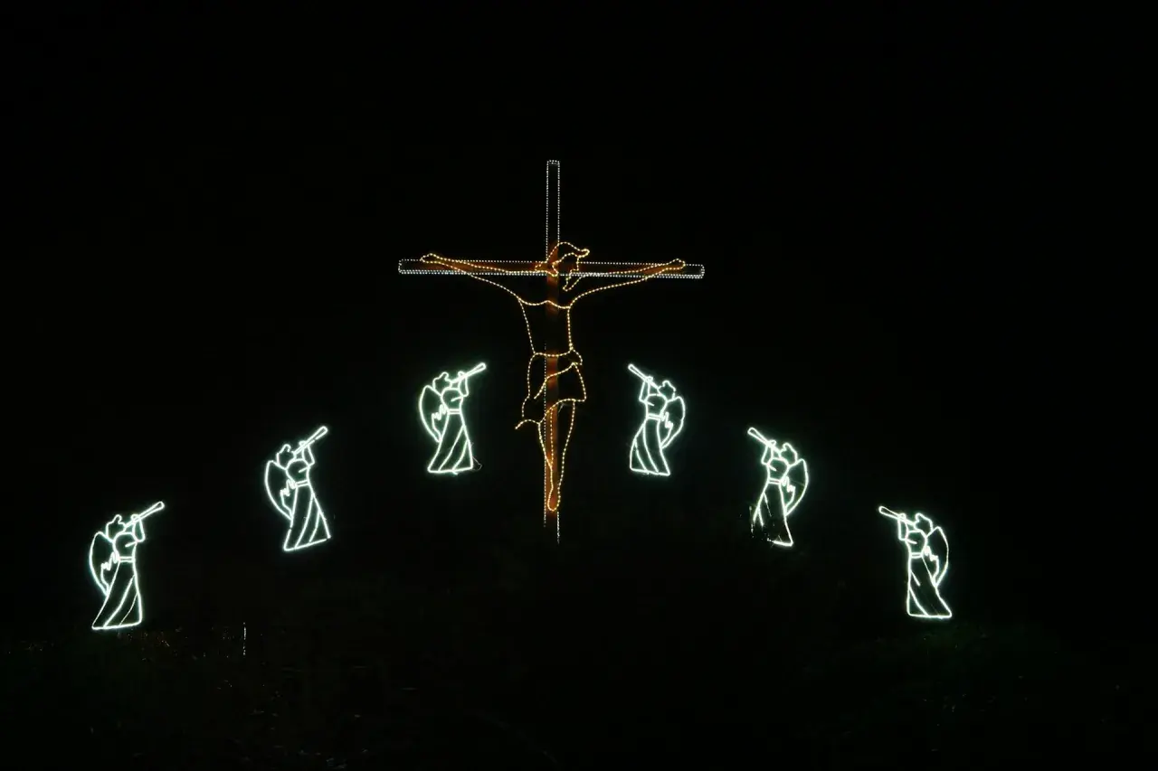 Świecący krzyż z postacią Chrystusa i aniołami grającymi na trąbach, symbolizujący cnoty kardynalne.
