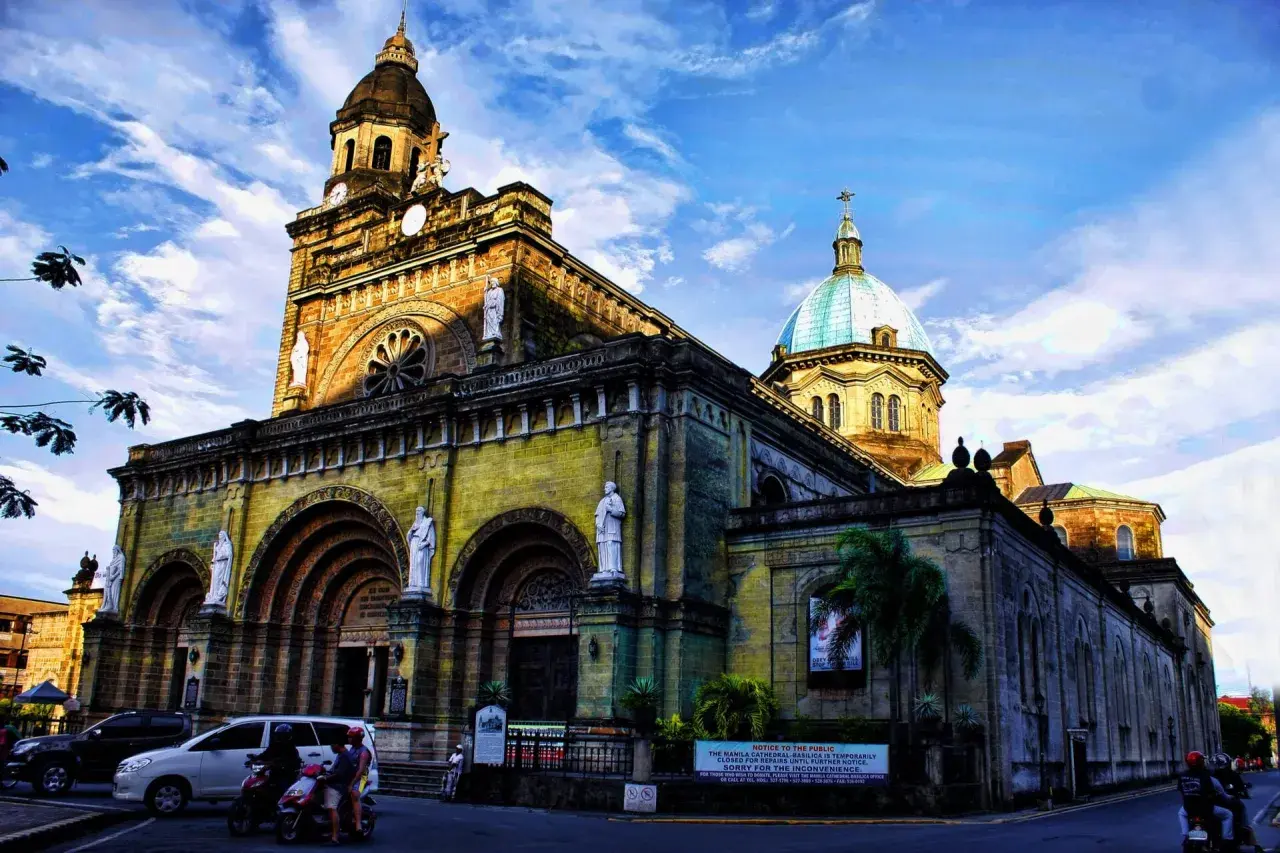 Majestatyczna katedra na Filipinach, symbol wiary i historii.