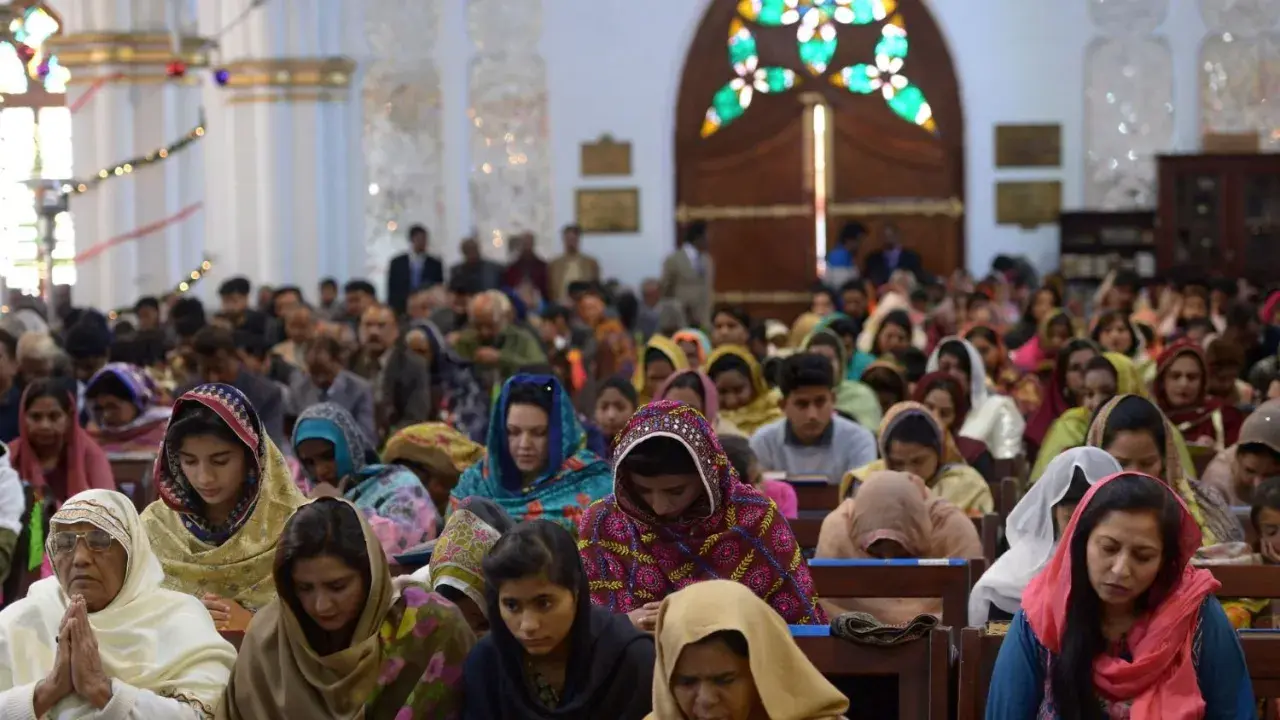 Wierni w kościele w Pakistanie, przykład różnorodności religijnej.