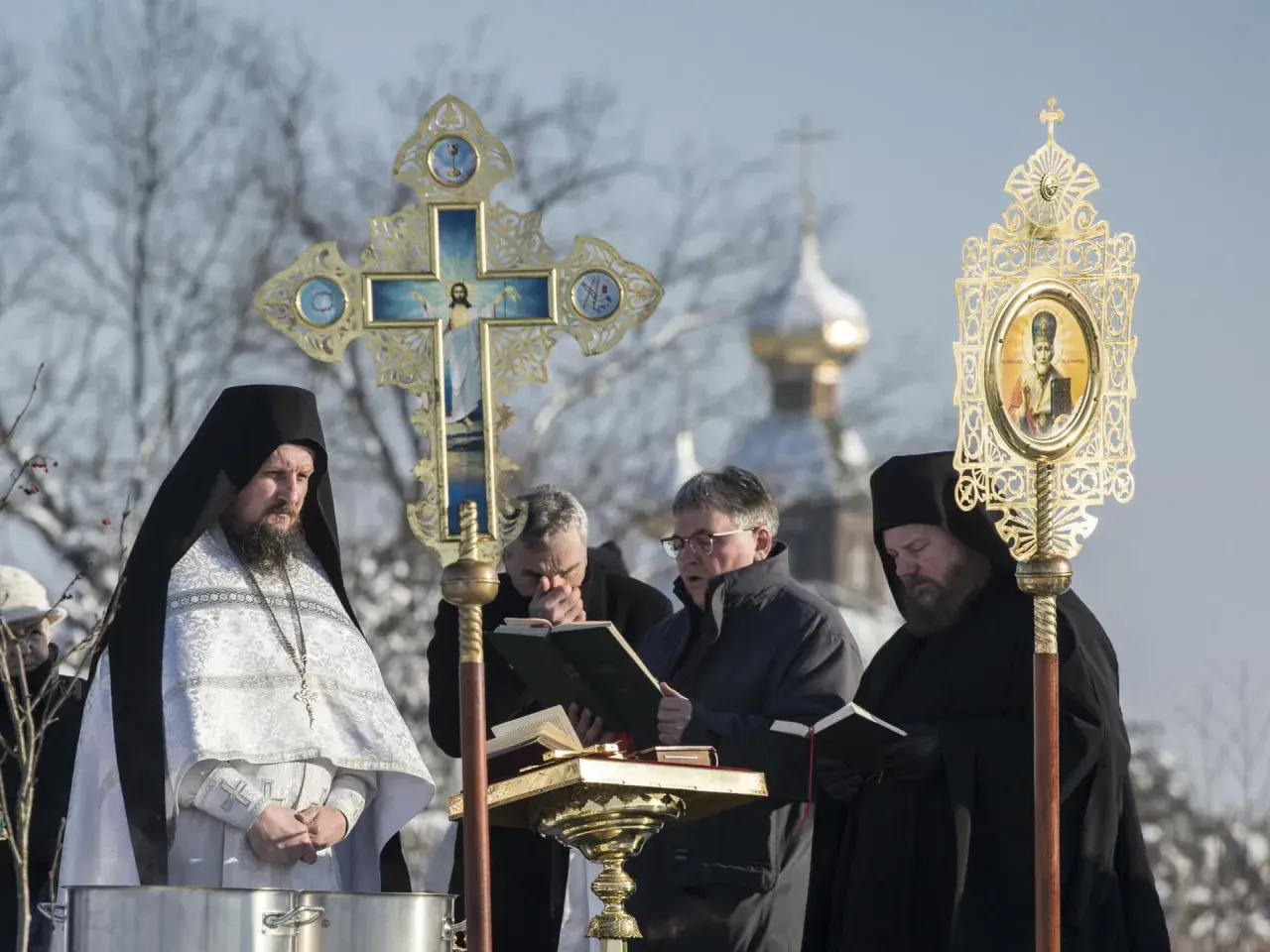 Uroczystość prawosławne święta bożego narodzenia. Księża w szatach, krzyż prawosławny i ikona.